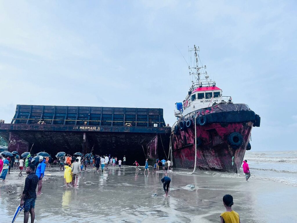 উত্তাল সাগরে নিয়ন্ত্রণ হারিয়ে চট্টগ্রামে তীরে উঠে গেল চারটি জাহাজ