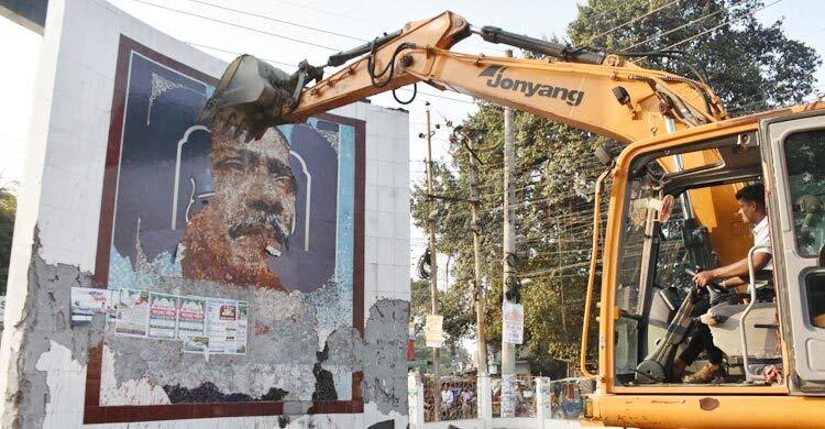 যশোরে বঙ্গবন্ধু মুর্যাল ভেঙে তৈরি হচ্ছে ‘জুলাই শহীদ স্মৃতিসৌধ’