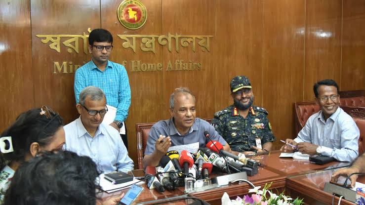 আইনশৃঙ্খলা বাহিনীর হারানো অস্ত্রের সন্ধান দিলে পুরস্কার: স্বরাষ্ট্র উপদেষ্টা